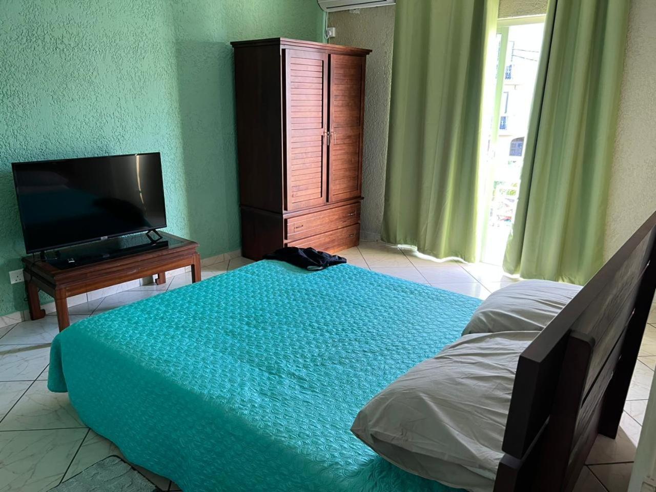 Beautiful With Large Pool Near The Flic en Flac