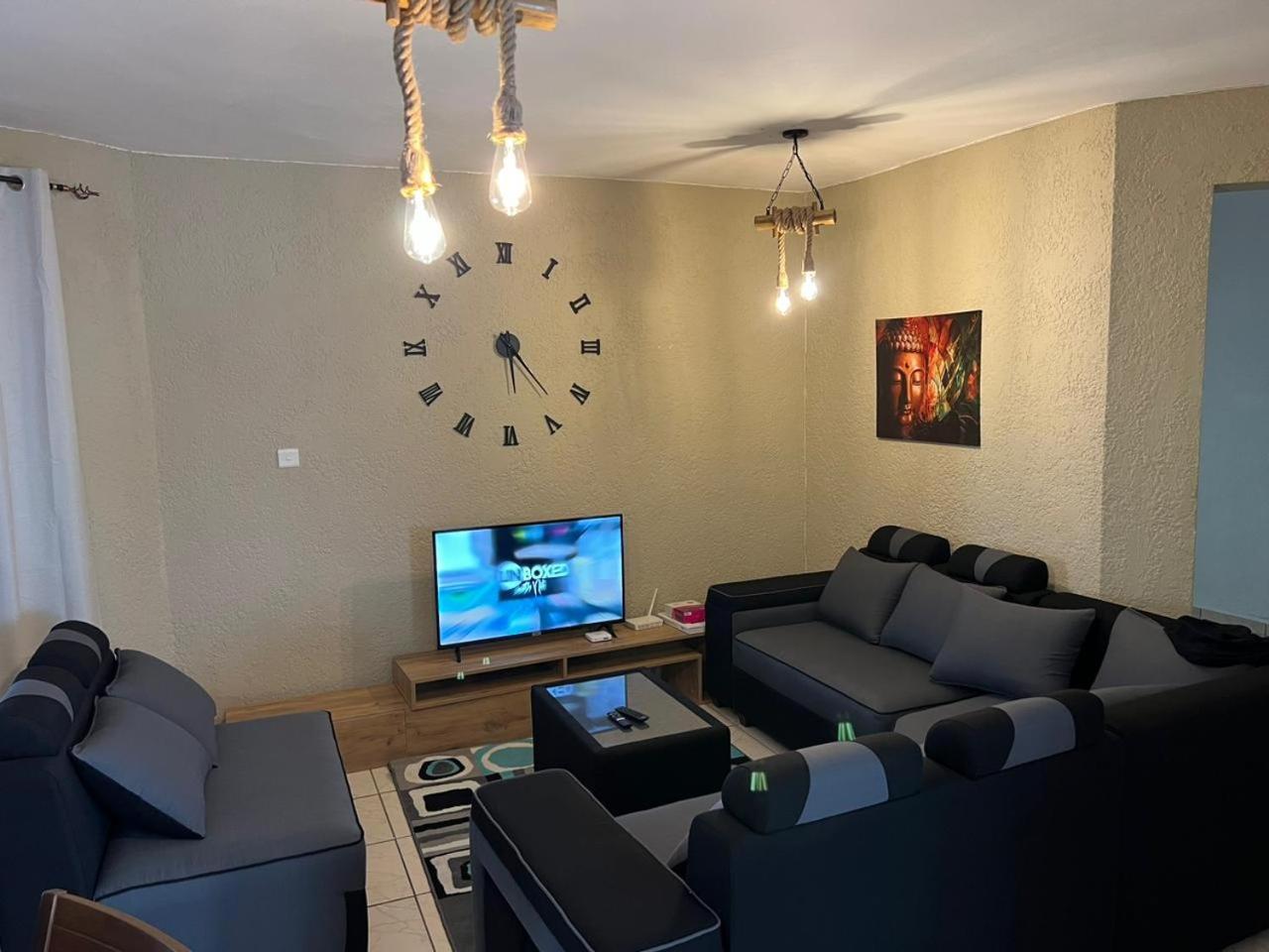 Beautiful With Large Pool Near The Apartment Flic en Flac